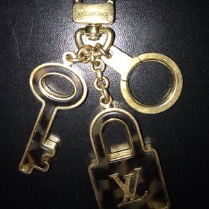 Louis button key chain